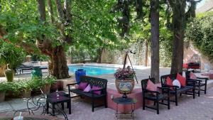 a group of chairs sitting next to a swimming pool at la Maison du Jardin in Marsillargues