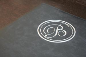 a silver circle on a black table with the number six at Biznis Hotel in Lokeren