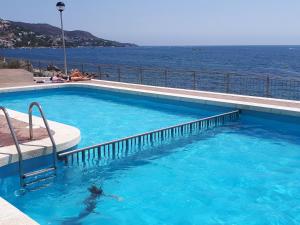 a swimming pool with the ocean in the background at Roses sobre el Mar in Roses