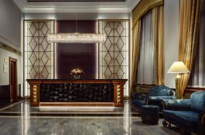 eine Lobby mit einem Sofa und einem Kronleuchter in der Unterkunft Art Deco Imperial Hotel in Prag