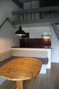 einem Holztisch in der Mitte einer Küche in der Unterkunft STUDIO CHAMONIX MONT-BLANC Idéalement situé in Chamonix-Mont-Blanc