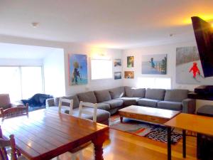 斯瑞德伯Great Value Thredbo Chalet的客厅里有一张沙发和一张桌子。