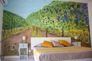 ein Schlafzimmer mit einem Wandgemälde eines Weinbergs in der Unterkunft Belice rooms in Salemi