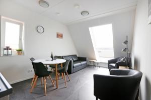 a living room with a table and chairs at Ut Endt Vlieland in Oost-Vlieland