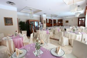 A restaurant or other place to eat at Belsito Hotel