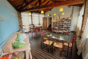 Antica Locanda La Canonica في زوكّا: غرفة معيشة مع أريكة وطاولة وكراسي