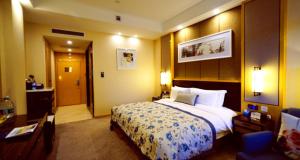 Postel nebo postele na pokoji v ubytování Beijing Yun-zen Jinling Lotus Hotel