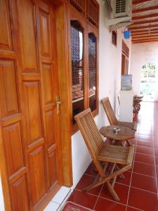 パンガンダランにあるKancil homestayの椅子2脚、テーブル、窓が備わる客室です。