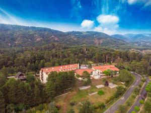 una vista aérea de una casa en las montañas en The Sign Esentepe Hotel&Kayak Merkezi, en Gerede