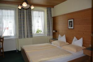 Postel nebo postele na pokoji v ubytování Hotel Garni Tirolerhof