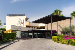 un bâtiment avec un panneau indiquant un magasin de vélos dans l'établissement Aparthotel Duva & Spa, à Port de Pollença