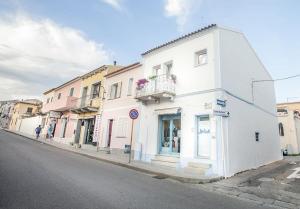 a white building on the side of a street at B&B Jolie in Santa Teresa Gallura