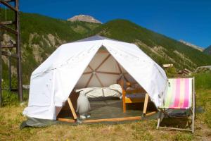 Nespecifikovaný výhled na hory nebo výhled na hory při pohledu z luxury tent