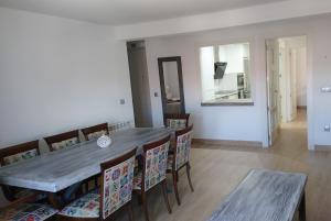 a dining room with a table and chairs and a mirror at Almena de San Segundo in Ávila