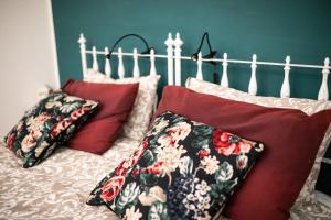 Un pat sau paturi într-o cameră la RomagnaBNB Campus House