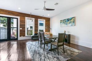 Χώρος καθιστικού στο Spacious Loft-Style 3BR Townhouse by Hosteeva +14 φωτογραφίες