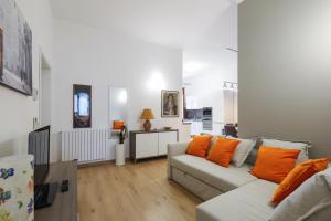 ein Wohnzimmer mit einem Sofa und einem Tisch in der Unterkunft PrimoPiano - Sammartini in Mailand