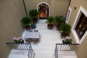 an overhead view of a patio with potted plants at Palacete Colonial in Le&oacute;n