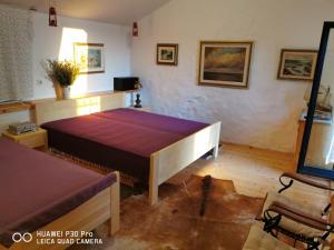 um quarto com uma cama grande num quarto em Authentic House Pelegrinka em Drvenik Mali