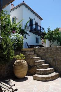 eine Treppe vor einem weißen Haus in der Unterkunft Anemone Residence in Poros