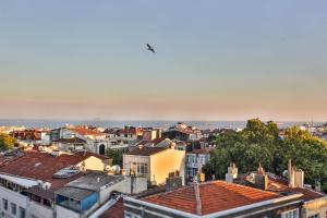 eine Luftansicht einer Stadt mit Gebäuden in der Unterkunft HANENDE HOTEL in Istanbul