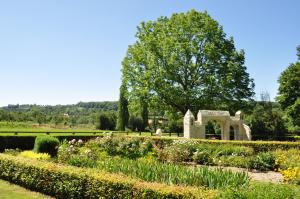 un jardín con una pequeña capilla a lo lejos en Les Jardins de Coppélia, en Pennedepie