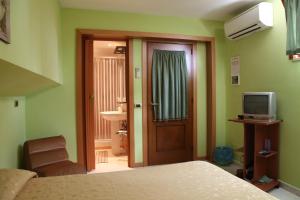 TV a/nebo společenská místnost v ubytování B&B La Villetta + 9 fotografií