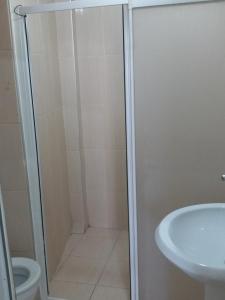 y baño con ducha, aseo y lavamanos. en OTEL SERKAN, en Isparta