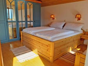 ビュルサーベルクにあるCharming Mansion near Ski Area in Burserbergのベッドルーム1室(大型木製ベッド1台付)