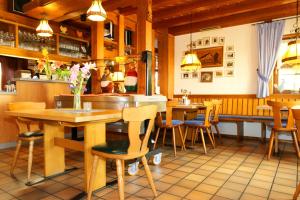 un restaurante con mesas y sillas en una habitación en Hotel-Restaurant Werneths Landgasthof Hirschen, en Rheinhausen