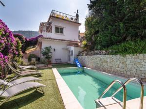 une maison avec une piscine et des chaises dans la cour dans l'établissement Villa with private pool and sublime views, à Èze