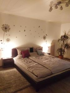 um quarto com uma cama grande e 2 candeeiros em Ferienwohnung im Rottal em Oberrot