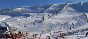a group of people on a snow covered ski slope at Aptos La Ceja, El Trampal y El Reloj by CASA BOLDO in Candelario