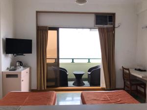 TV a/nebo společenská místnost v ubytování Sea Green Hotel
