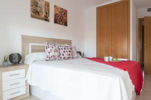 Posteľ alebo postele v izbe v ubytovaní Homes&Go Nova Pineda Alto