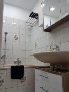 y baño con lavabo y espejo. en Apartment Alt-Refrath, en Bergisch Gladbach