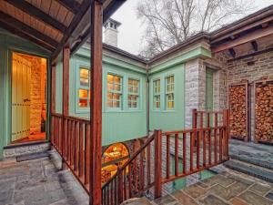 蒂洛弗庭院旅馆的房屋前廊,带木甲板