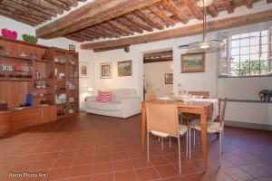 een woonkamer met een tafel en een witte bank bij Casa Gemma in Lucca