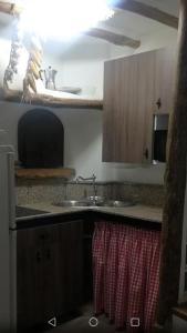 uma cozinha com um lavatório e uma bancada em La Villa Priego de Cordoba em Priego de Córdoba