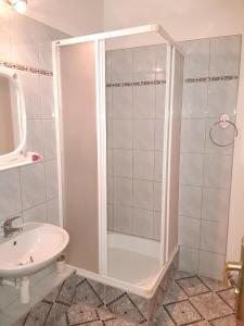 a bathroom with a shower and a sink at Pokoje Gościnne Skalny Agroturystyka in Żabnica