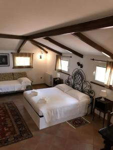 1 dormitorio con 2 camas y sofá en La casa di Sergio, en Brindisi