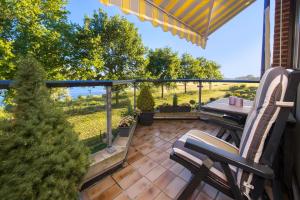 eine Terrasse mit einem Tisch und Stühlen auf dem Balkon in der Unterkunft Rhinkieker Rees in Rees