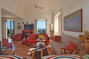 Posedenie v ubytovaní Villa Praiola - Exclusive seafacing mansion with pool and Jacuzzi