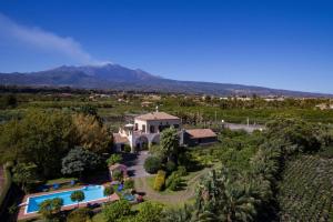 uma vista aérea de uma villa com piscina em Villa Praiola - Exclusive seafacing mansion with pool and Jacuzzi em San Leonardello