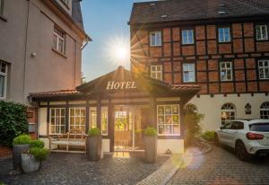 ein Hotel mit einem davor geparkt in der Unterkunft Romantik Hotel am Brühl in Quedlinburg