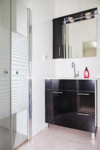 a bathroom with a sink and a mirror at Apartments4you Dinara in Bat Yam