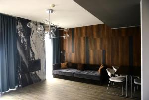 una camera con letto, tavolo e sedie di Silver Mountain Deluxe Suite B10 a Poiana Brasov