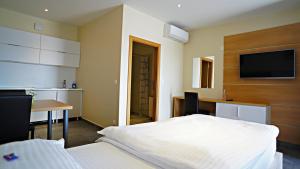 Ein Bett oder Betten in einem Zimmer der Unterkunft Nava Motel & Storage