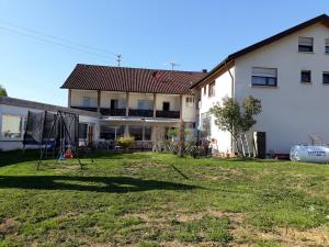 a yard in front of a house at Monteurzimmer im Schwabenland in Donzdorf