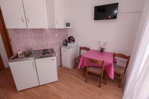 Kuchyň nebo kuchyňský kout v ubytování Apartments Palmero